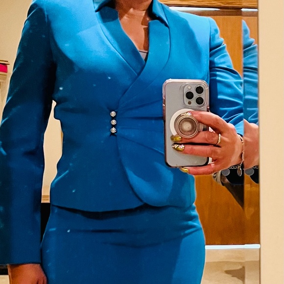 Women suits by Tahari - Picture 2 of 7